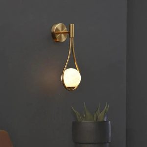 Lampe murale en métal élégante, finition noire ou dorée