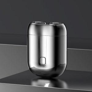 Silberner elektrischer Rasierer mit zwei Scherköpfen auf grauem Hintergrund. Modernes Design, kabellos, ideal für präzise Rasur.