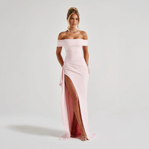 Robe longue femme en coton, épaules dénudées, fente sur le côté, idéale pour les journées d'été décontractées.