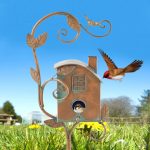 Ornement de Jardin Rustique – Nichoir Décoratif sur Piquet Métal