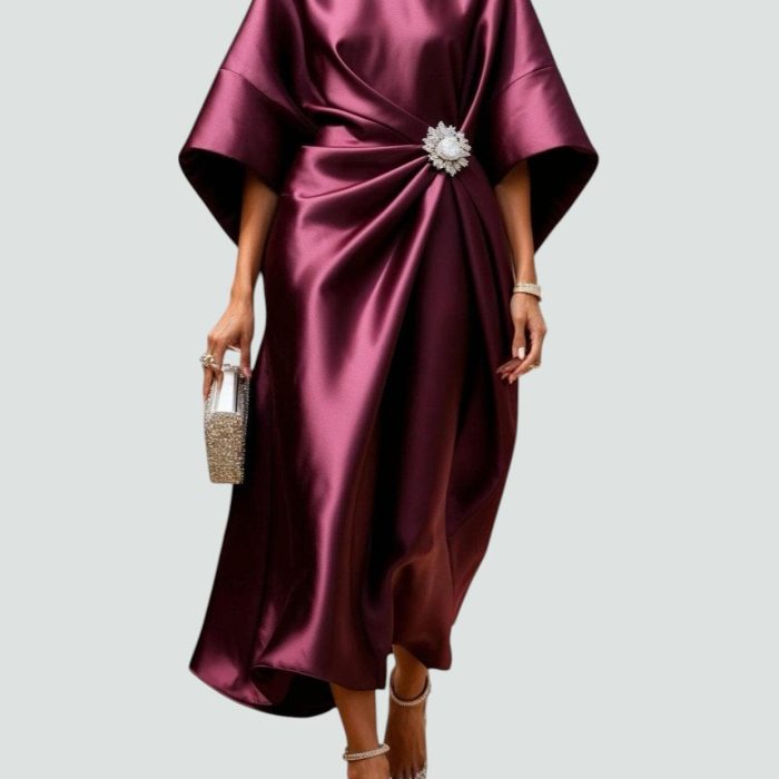 Elegante-abito-Donna-Drappeggio-Fluttuante-Dettaglio-Gioiello-2